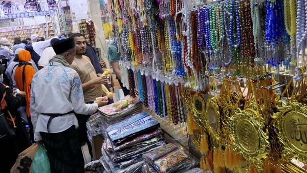 jemaah-haji-berburu-suvenir-di-pasar-kakiyah-makkah_169.jpeg
