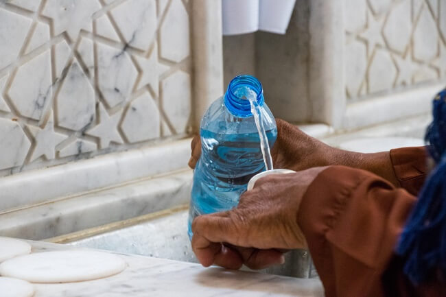 8-manfaat-air-zamzam-bagi-kesehatan.jpeg