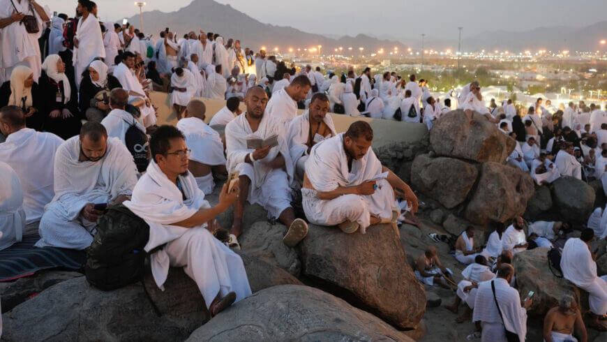 Haji-di-Arafah-2024-AP-870x490.jpg