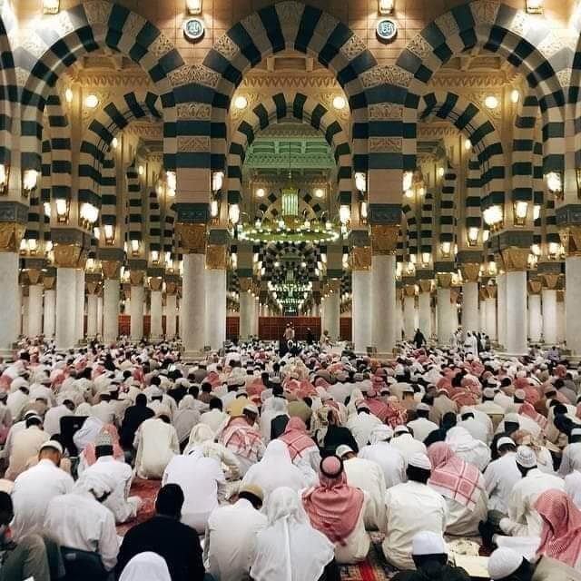 Potret Jamaah yang sedang melaksanakan Ibadah Shalat di Masjid Nabawi
