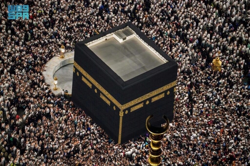Potret Ka'bah yang dikelilingi oleh Jamaah Umrah di seluruh dunia