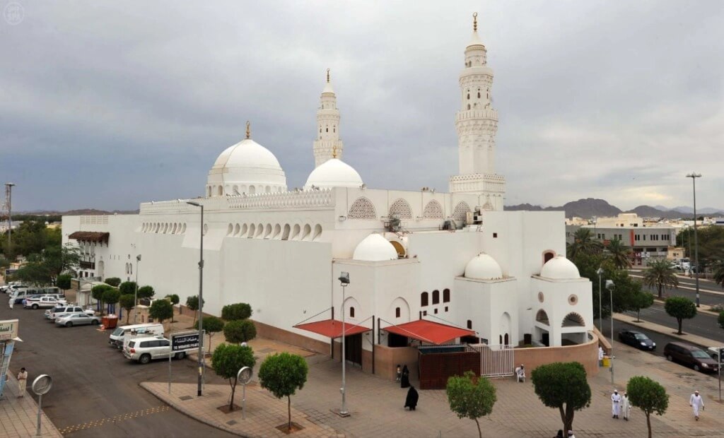 Foto Masjid Qiblatain yang menjadi Saksi Sejarah Perubahan Kiblat bagi Umat Muslim.