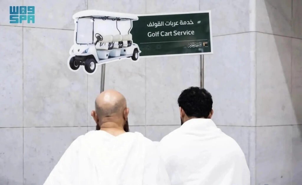 Foto Jamaah Umrah yang Sedang Melakukan Pemesanan untuk Mobil Golf
