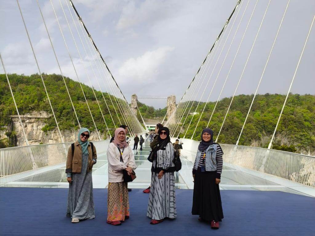 ZHANGJIAJIE FENGHUANG CHONGQING 06-14 APRIL 2025 MUSLIMTRAVEL.ID