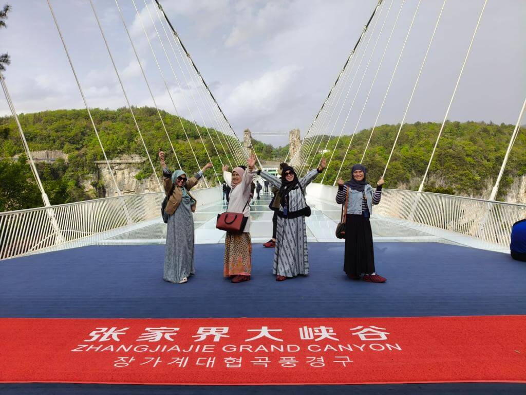ZHANGJIAJIE FENGHUANG CHONGQING 06-14 APRIL 2025 MUSLIMTRAVEL.ID