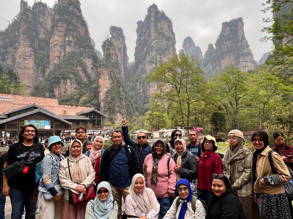 ZHANGJIAJIE FENGHUANG CHONGQING 06-14 APRIL 2025 MUSLIMTRAVEL.ID