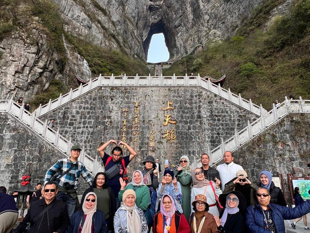 ZHANGJIAJIE FENGHUANG CHONGQING 06-14 APRIL 2025 MUSLIMTRAVEL.ID