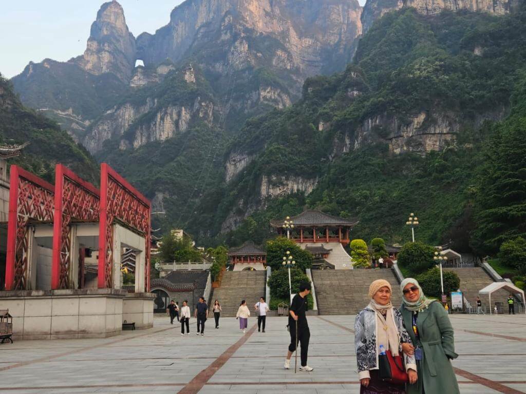 ZHANGJIAJIE FENGHUANG CHONGQING 06-14 APRIL 2025 MUSLIMTRAVEL.ID