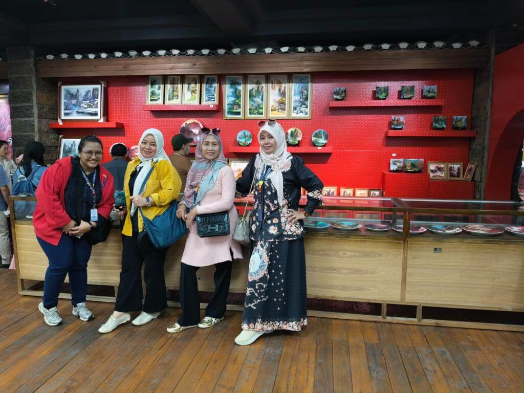 ZHANGJIAJIE FENGHUANG CHONGQING 06-14 APRIL 2025 MUSLIMTRAVEL.ID