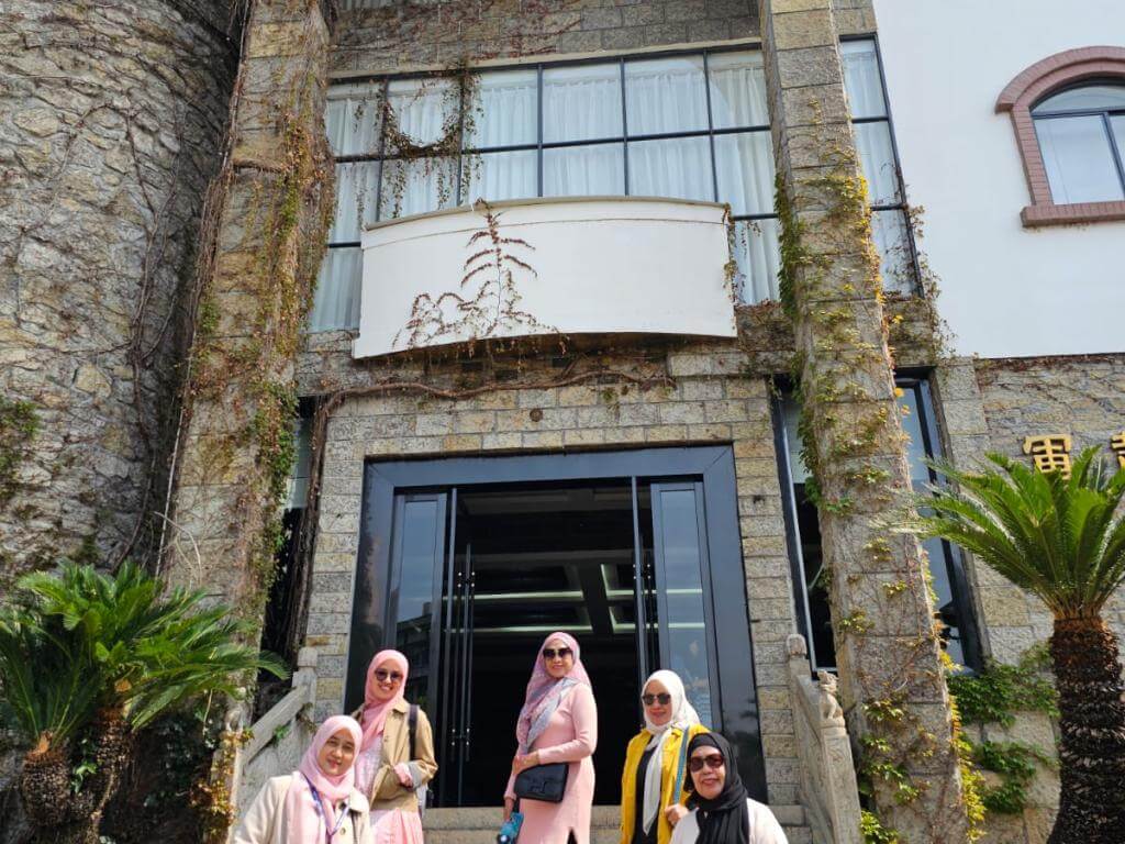 ZHANGJIAJIE FENGHUANG CHONGQING 06-14 APRIL 2025 MUSLIMTRAVEL.ID