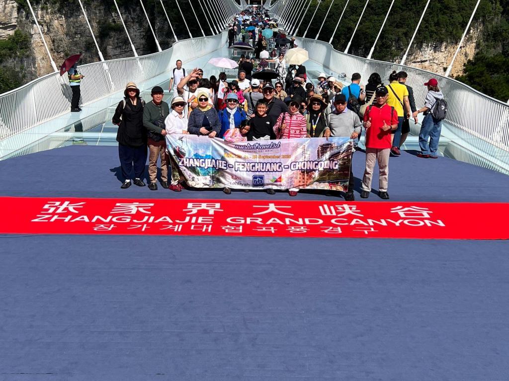 zhangjiajie fenghuang chongqing muslimtravel.id 2025