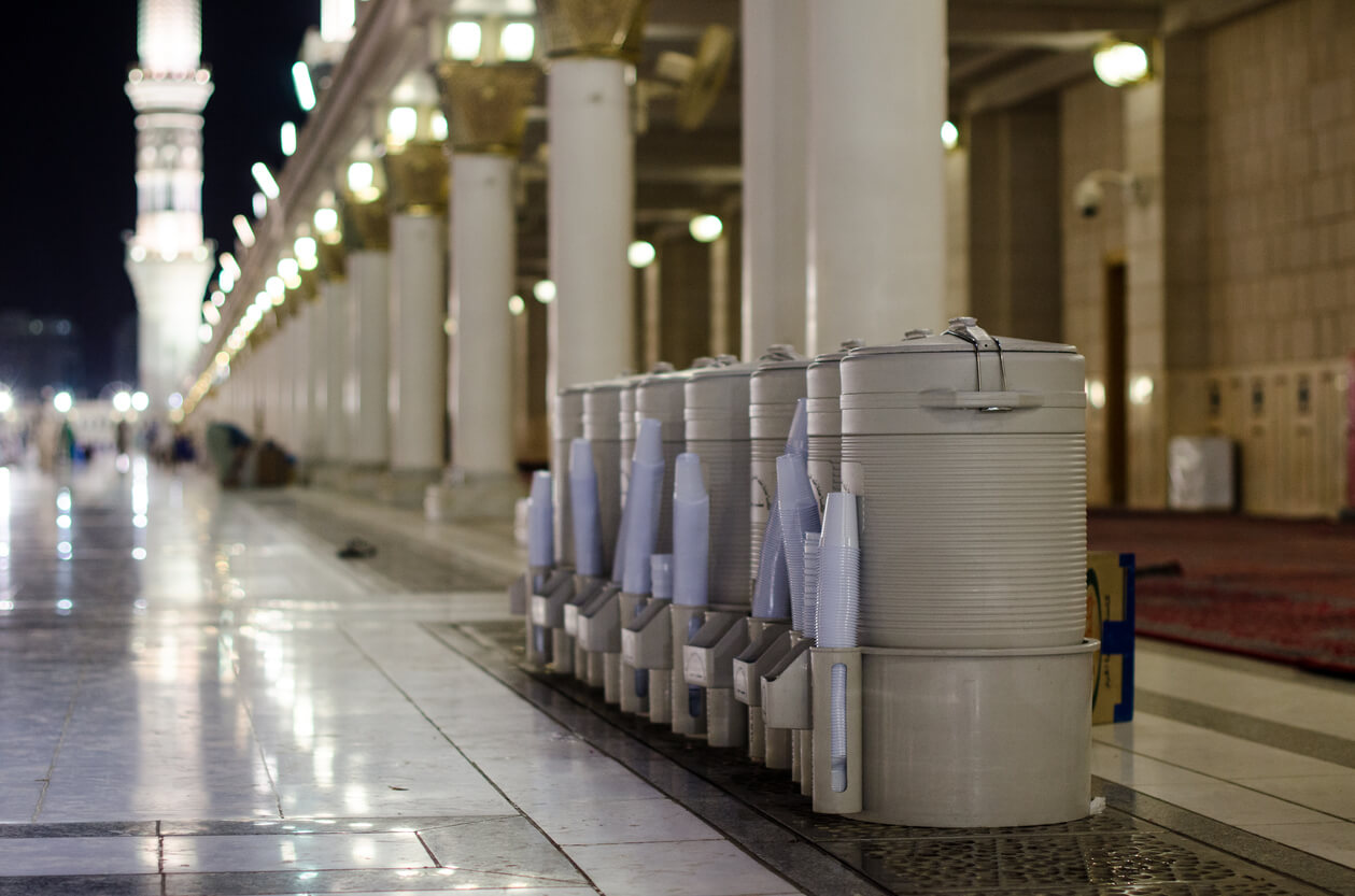 Zamzam-water-in-Makkah.jpg