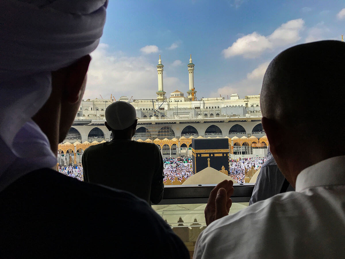 Sillhouette-Muslim-men-praying-Umrah.jpg