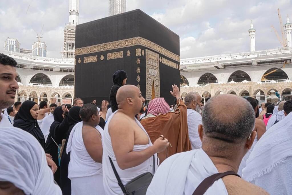 Gambar Jamaah Umrah yang sedang melakukan Tawaf di Masjidil Haram