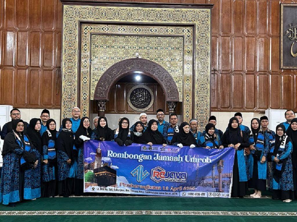 Foto bersama di masjid sebelum pemberangkatan ke bandara