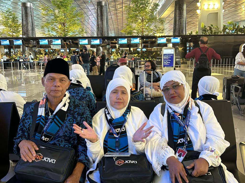 Rejava NZ menunggu di Gate Pemberangkatan