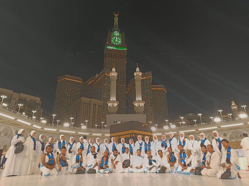 Foto bersama di depan Ka'bah