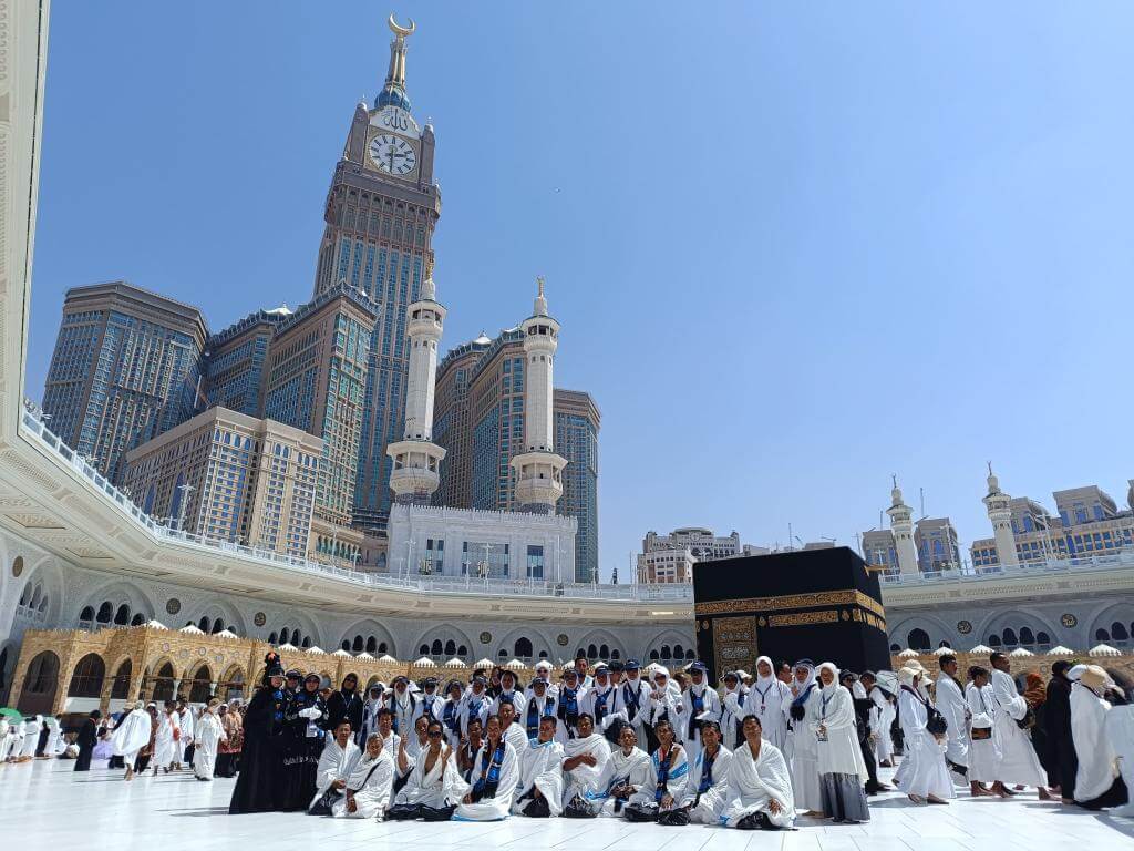 Foto bersama depan Ka'bah setelah Umroh