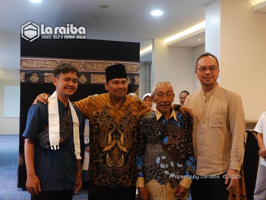 Jamaah Laraiba berdoa bersama saat Manasik Haji 2025.