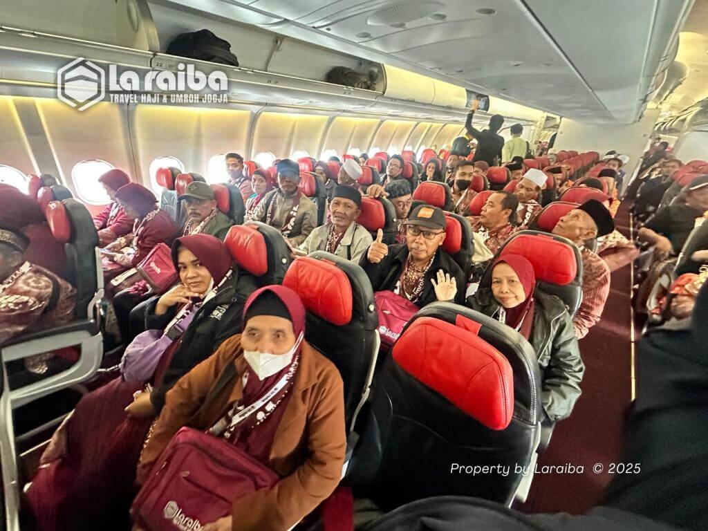 Jamaah Umroh Laraiba dalam pesawat menuju Tanah Suci.