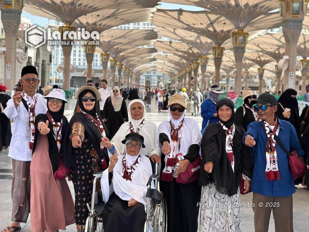 Jamaah Umroh Laraiba berfoto di Masjid Quba Madinah.