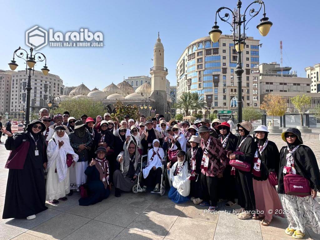 Jamaah Umroh Laraiba city tour ke Jabal Uhud Madinah.