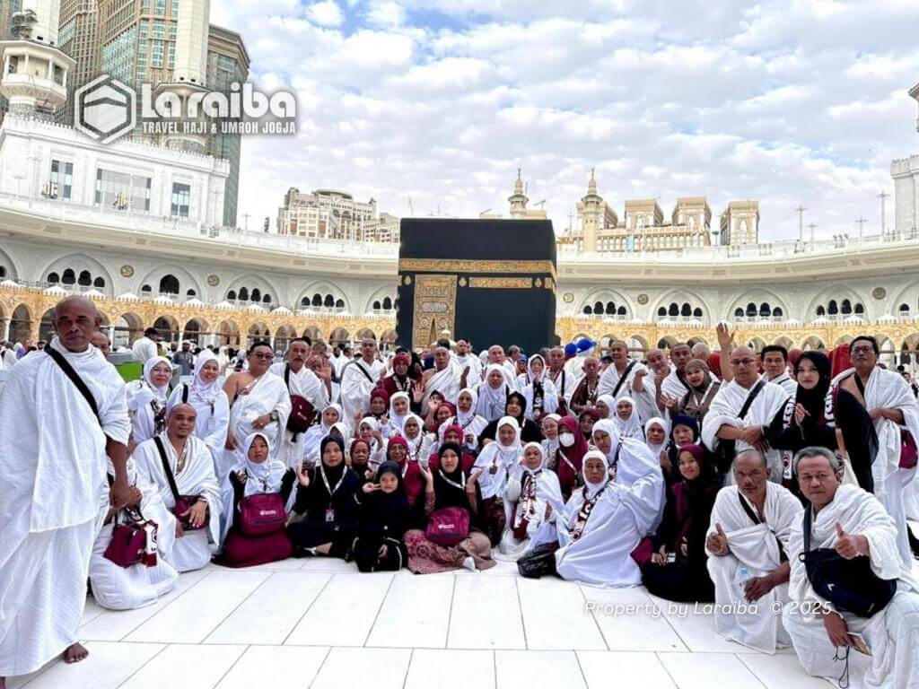 Jamaah Umroh Laraiba berfoto di depan Ka’bah setelah melaksanakan ibadah umroh.