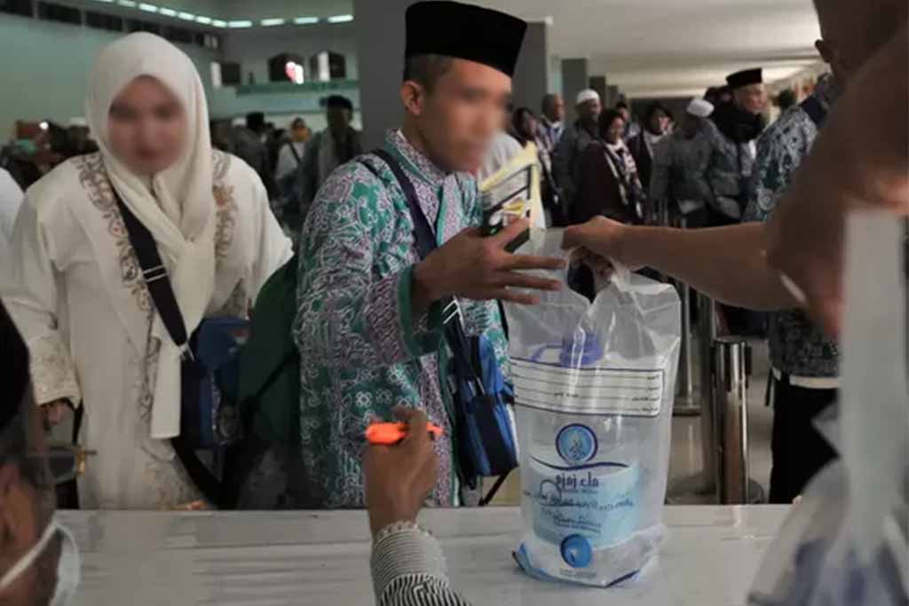 Jemaah haji antri.jpg