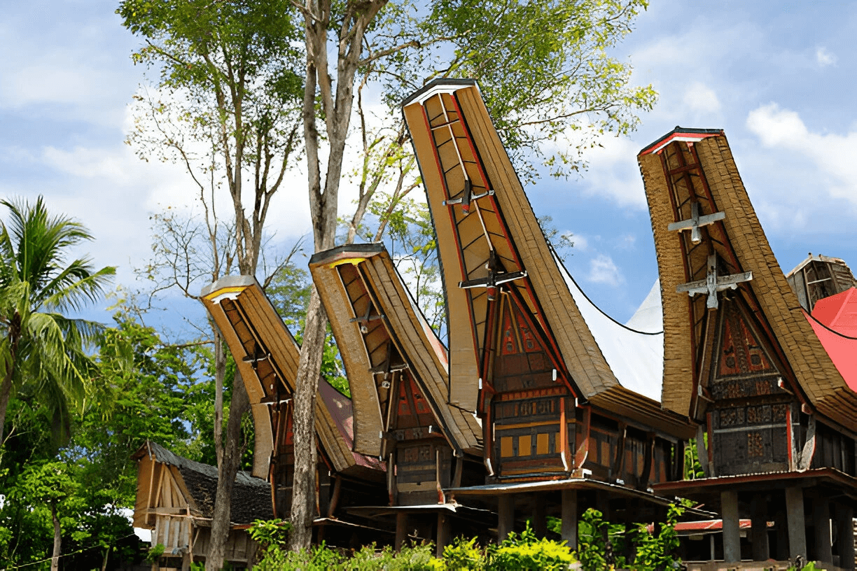Rumah adat Tongkonan dengan atap melengkung khas Toraja.jpg