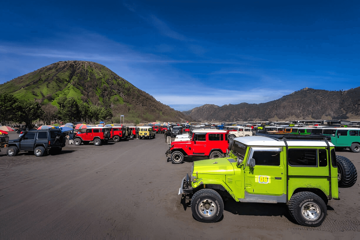 Lautan Pasir Bromo dengan latar Gunung Bromo.jpg